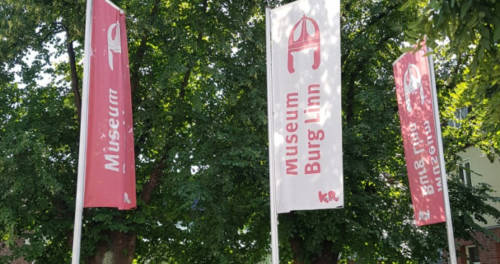 Fahnen am Eingang von Museum Burg Linn