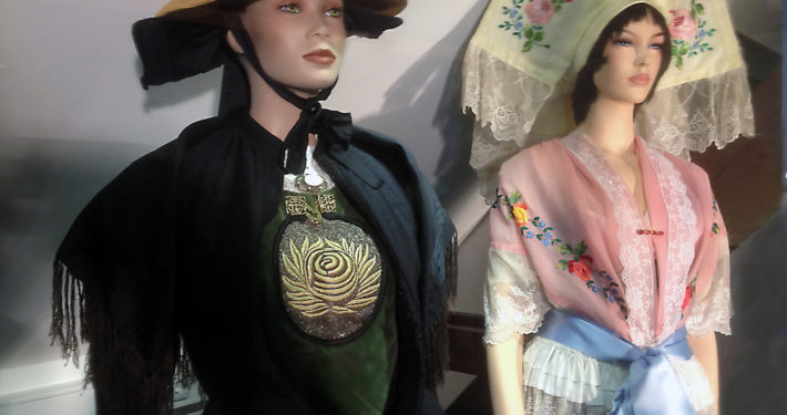 Zwei Kleiderpuppen mit Trachten im Trachtenmuseum Beeck