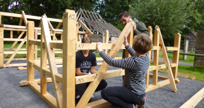 Jugendliche bauen ein großes Fachwerkhausmodell im Freilichtmuseum in Grefrath