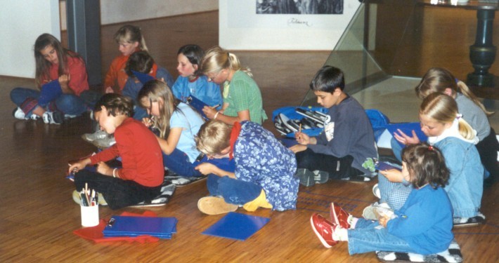 Kinder zeichnen in der Ausstellung im LVR-Niederrheinmuseum Wesel
