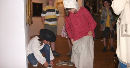 Schülerinnen und Schüler verkleiden sich im LVR-Niederrheinmuseum Wesel