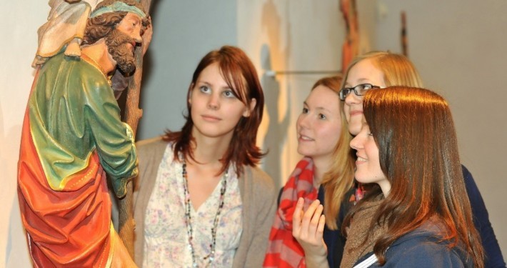 Vier Schülerinnen bestaunen eine Skulptur im Stiftsmuseum Xanten