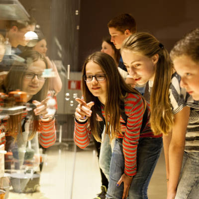 Jonge mensen bezoeken de tentoonstelling in het Limburgs Museum