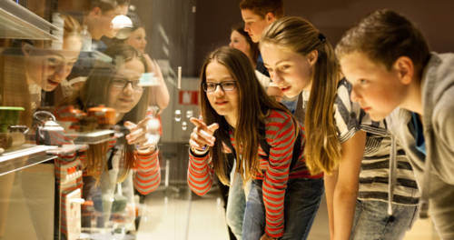Jonge mensen bezoeken de tentoonstelling in het Limburgs Museum