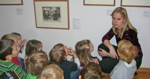 Pädagogin bei einer Kindergartenführung im Museum Goch