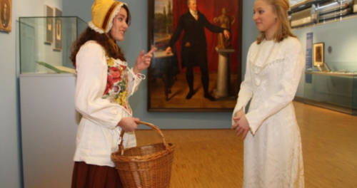 Zwei junge Frauen beim Rollenspiel im LVR-Niederrheinmuseum Wesel